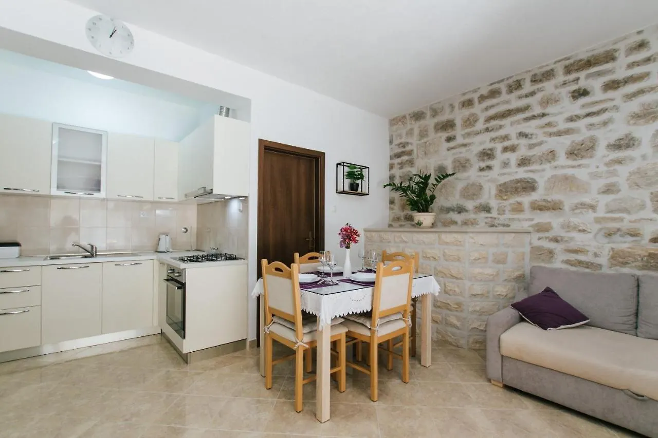 Modern Traditional Apartment W Patio Near Beach Kastela