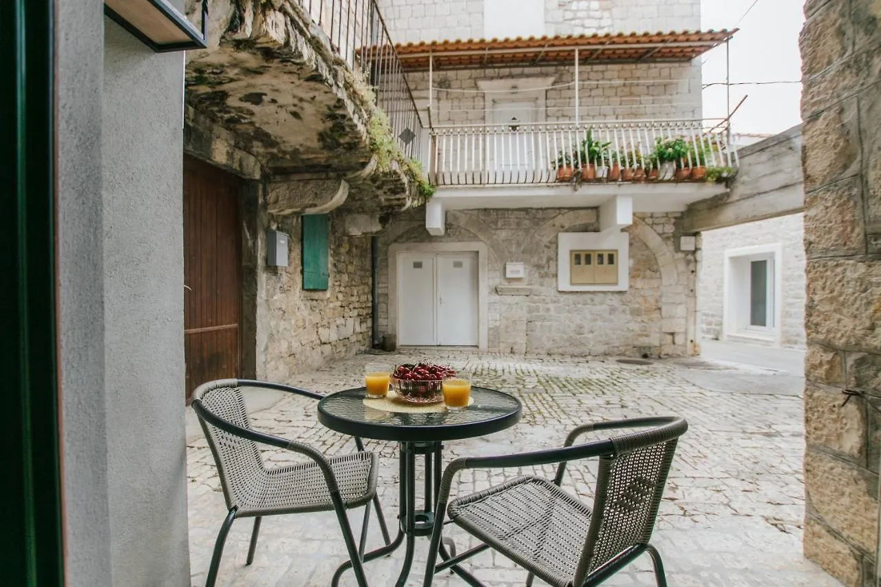 Modern Traditional Apartment W Patio Near Beach Kastela