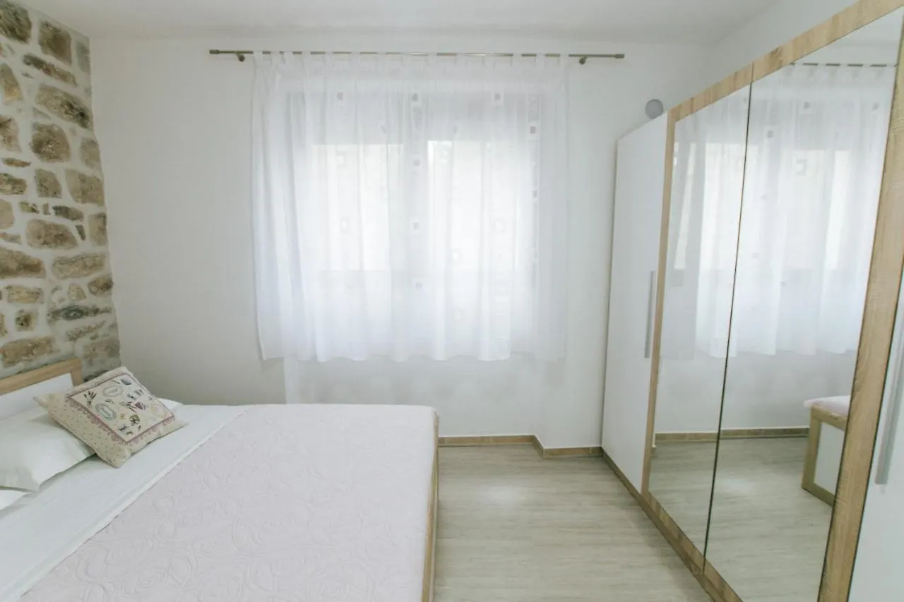 Modern Traditional Apartment W Patio Near Beach Kastela